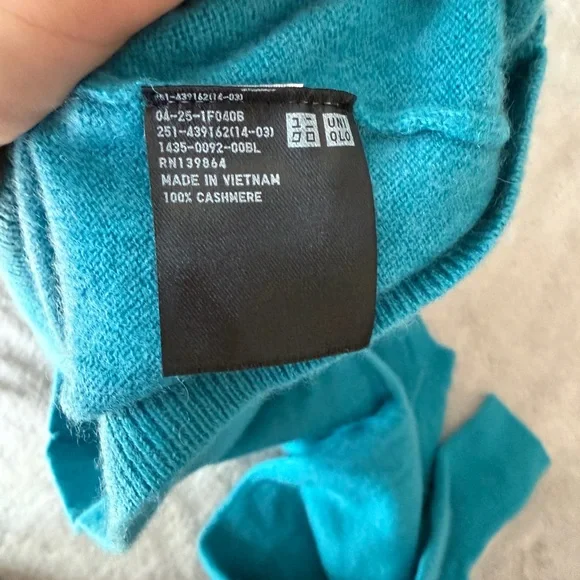 Uniqlo WoMen's Vibrant Blue Crewneck Sweater - Picture 4 of 9